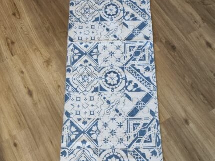 Tapis de cuisine motifs carreaux méditerranéens - Tapis en textile bleu et blanc 50 cm x 200 cm – Image 4