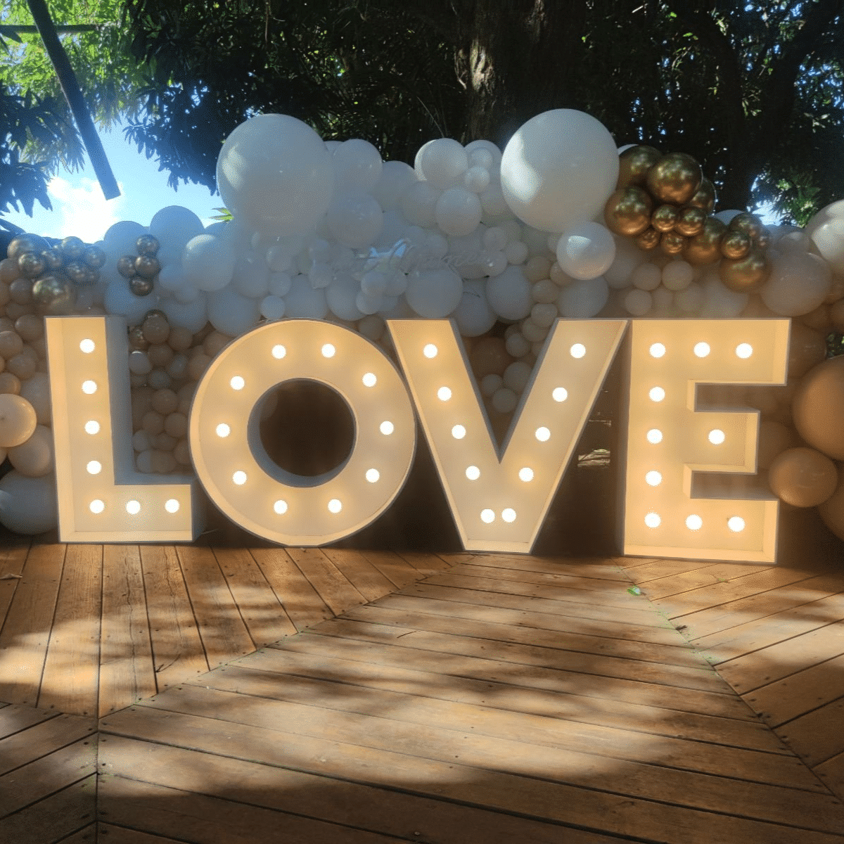lettres lumineuses LOVE en location pour mariage ou événement romantique à La Réunion