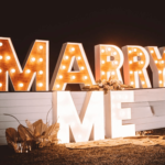 lettres lumineuses MARRY ME en location pour demande en mariage à La Réunion