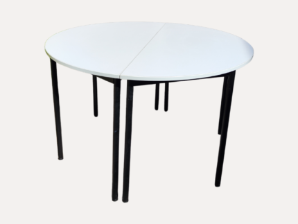 Table modulable ronde blanche avec pieds noirs, divisible en deux demi-cercles