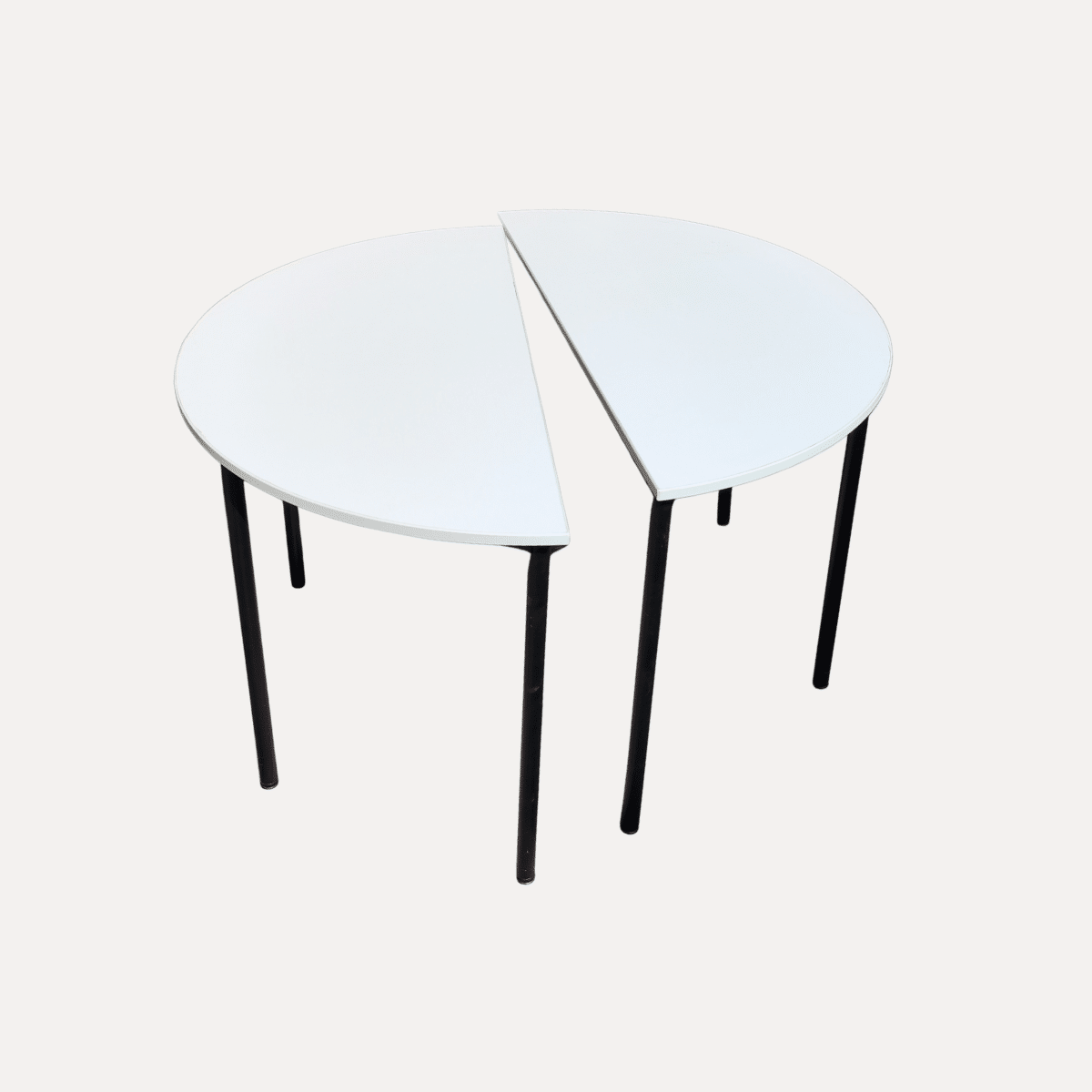 Vue de face de la table ronde blanche modulable, divisée en deux demi-cercles