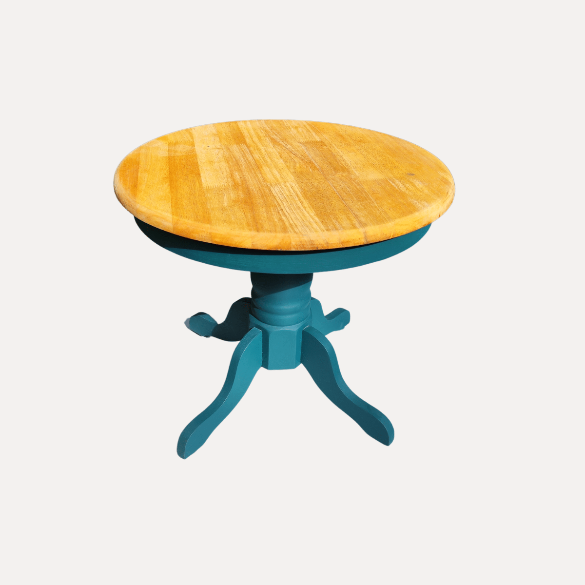 Vue latérale droite de la table basse ronde avec pied bleu et plateau en bois naturel