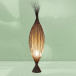 Lampe à Poser 'Espadon' en fibres naturelles, modèle Opalme, fabriquée à La Réunion. Design naturel et minimaliste, idéal pour une déco chaleureuse et écoresponsable. 3