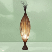 Lampe à Poser 'Espadon' en fibres naturelles, modèle Opalme, fabriquée à La Réunion. Design naturel et minimaliste, idéal pour une déco chaleureuse et écoresponsable. 3