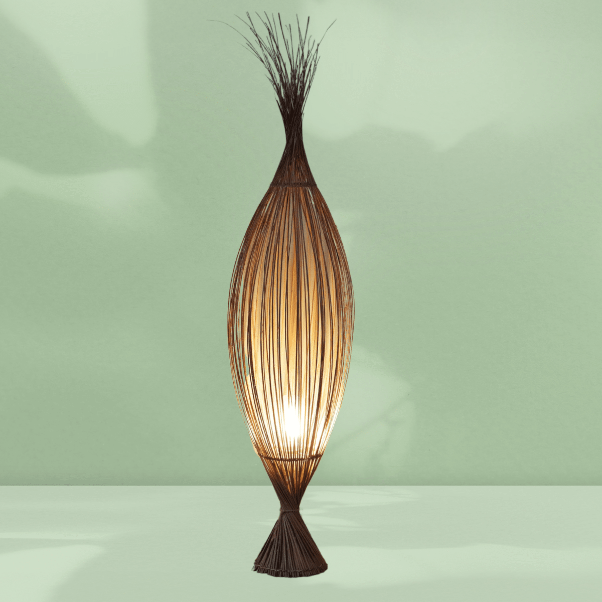 Lampe à Poser 'Espadon' en fibres naturelles, modèle Opalme, fabriquée à La Réunion. Design naturel et minimaliste, idéal pour une déco chaleureuse et écoresponsable. 3