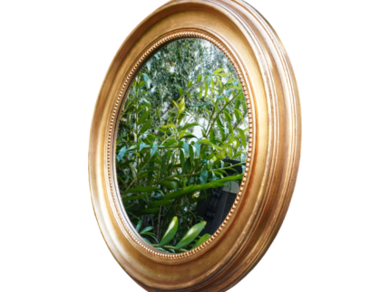 Location Miroir doré mouluré au style vintage et oriental : une pièce forte pour vos scénographies professionnelles. Idéal pour mariage, shooting ou vitrine événementielle.