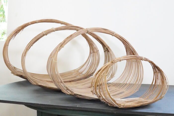 Panier 'Corbeille Elipse' en fibres naturelles, modèle Opalme, fabriqué à La Réunion. Design simple et naturel, idéal pour une déco minimaliste et pratique.