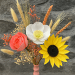 Bouquet personnalisé de 5 fleurs en papier crépon durable et fleurs séchées locales, création artisanale Murmure des Pétales, fabriqué à La Réunion. Design poétique et durable, idéal pour un cadeau d'anniversaire ou se faire plaisir