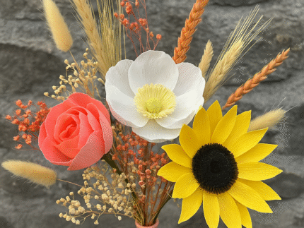 Bouquet personnalisé de 5 fleurs en papier crépon durable et fleurs séchées locales, création artisanale Murmure des Pétales, fabriqué à La Réunion. Design poétique et durable, idéal pour un cadeau d'anniversaire ou se faire plaisir