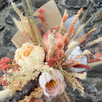 Bouquet personnalisé de 4 fleurs en papier crépon durable et fleurs séchées locales, création artisanale Murmure des Pétales, fabriqué à La Réunion. Design poétique et durable, idéal pour un cadeau d'anniversaire ou se faire plaisir.