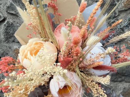 Bouquet personnalisé de 4 fleurs en papier crépon durable et fleurs séchées locales, création artisanale Murmure des Pétales, fabriqué à La Réunion. Design poétique et durable, idéal pour un cadeau d'anniversaire ou se faire plaisir.
