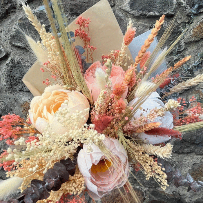 Bouquet personnalisé de 4 fleurs en papier crépon durable et fleurs séchées locales, création artisanale Murmure des Pétales, fabriqué à La Réunion. Design poétique et durable, idéal pour un cadeau d'anniversaire ou se faire plaisir.