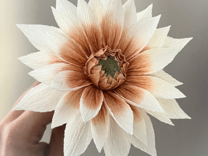 Fleur de Dahlia en Papier Crépon Durable – Artisanat Local | Murmure des Pétales | La Réunion – Image 4
